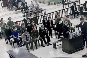 Các bị cáo tại tòa (ảnh chụp qua màn hình)