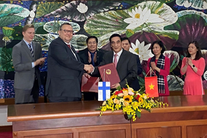 Đại sứ Phần Lan và Thứ trưởng Bộ Tài chính Trần Xuân Hà được Chính phủ hai nước ủy quyền ký Hiệp định.