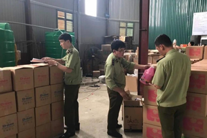 Bắt quả tang cơ sở sản xuất nước giặt Comfort, D-nee giả tại Sóc Sơn