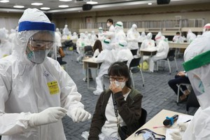 Covid-19 bùng phát trong các khu công nghiệp đã ảnh hưởng tiêu cực tới lĩnh vực sản xuất của Việt Nam trong tháng 6 (Ảnh minh họa: VOV)