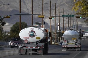 Xe chở xăng dầu gần nhà máy lọc dầu ở El Paso, Texas, Mỹ.