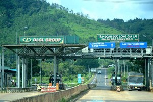 Trạm thu phí BOT của Đức Long Gia Lai tại núi Hàm Rồng.