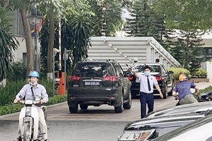 Sáng 7/6, lực lượng chức năng tới nhà riêng Bộ trưởng Bộ Y tế Nguyễn Thanh Long làm nhiệm vụ. (Ảnh: Phạm Kiên/TTXVN)