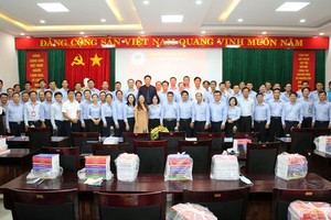 Lớp Trung cấp lý luận chính trị K22C01 khóa 2022-2023 chụp ảnh lưu niệm