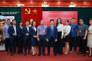 Đại diện Viettel Commerce và MB Ageas Life chụp ảnh tại sự kiện