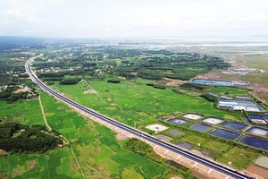 Quy hoạch Tổng thể quốc gia được xây dựng với một trong những mục tiêu lớn nhất là phân bổ lại không gian phát triển quốc gia. Trong ảnh: Cao tốc Vân Đồn - Móng Cái 