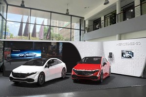 Khách hàng xe được lần đầu trải nghiệm xe ô tô điện Mecerdes-Benz tại Haxaco 46 Láng Hạ, Hà Nội vào tháng 11/2022.