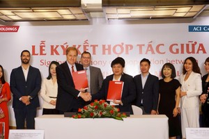 Ông Nguyễn Ngọc Thủy – Chủ tịch HĐQT Tập đoàn Egroup kiêm Chủ tịch HĐQT Apax Holdings và ông Robert Harold Hughes - Chủ tịch HĐQT ACI Capital đại diện hai bên chính thức ký kết thỏa thuận hợp tác.