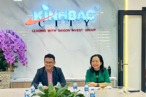Ông Đặng Thành Tâm, Chủ tịch KBC và bà Nguyễn Thị Thu Hương, Tổng giám đốc KBC trao đổi với nhà đầu tư cuối tuần trước.