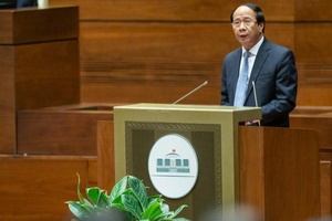 Phó thủ tướng Lê Văn Thành trình bày tờ trình Dự án Luật Đất đai.