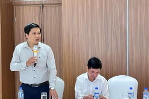 TS. Trần Minh Sơn, Trưởng Văn phòng Chương trình hỗ trợ pháp lý liên ngành cho doanh nghiệp nhỏ và vừa, Bộ Tư pháp trình bày tại Hội thảo (ảnh: M.M)