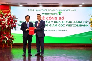 Ông Phạm Quang Dũng - Chủ tịch HĐQT Vietcombank (bên phải) trao quyết định bổ nhiệm Tổng giám đốc Vietcombank cho ông Nguyễn Thanh Tùng