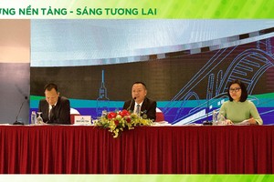 Ông Lương Minh Tuấn, Chủ tịch HĐQT Công ty trả lời câu hỏi của cổ đông