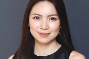 Uyên Trần: Biến vỏ tôm thành vải giả da cho ngành thời trang 