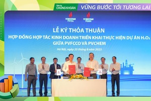 Lãnh đạo Petrovietnam, PVFCCo và PVChem chứng kiến lễ ký hợp đồng.