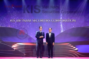 CEO KIS Vietnam (phải) nhận giải thưởng Best ETF Market Maker Vietnam 2023