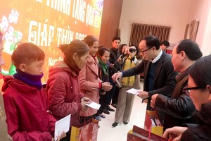 Ông Đặng Tuấn Khánh, Ủy viên Ban Biên tập Báo Đầu tư tặng quà cho người dân