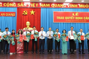 Phó Bí thư Thường trực Tỉnh ủy, Chủ tịch HĐND tỉnh An Giang Lê Văn Nưng và Phó Chủ tịch UBND tỉnh An Giang Lê Văn Phước trao quyết định, tặng hoa chúc mừng các cán bộ được điều động, bổ nhiệm. Ảnh_ angian