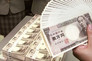 Đồng yên trượt giá 0,3% xuống mức 151,97 JPY đổi 1 USD trong giao dịch ngày 27/3 tại Tokyo. Ảnh: AFP