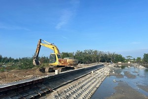 Dự án kè Tam Hải vẫn còn ngổn ngang sau nhiều năm thi công.