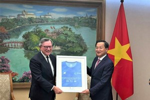 TS. José Viñals - Chủ tịch Standard Chartered tặng quà lưu niệm áo chạy mùa giải 2024 tới Phó Thủ tướng Chính phủ Lê Minh Khái
