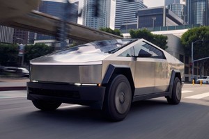 Cửa xe bán tải điện Tesla kẹp đứt tay người dùng