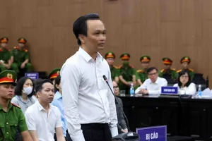 Cựu Chủ tịch Tập đoàn FLC Trịnh Văn Quyết khai báo trước Hội đồng xét xử. (Ảnh: TTXVN)