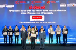 Ông Ngô Việt Phương, Phó tổng giám đốc Kinh doanh Dai-ichi Life Việt Nam nhận giải thưởng “Top 10 Doanh nghiệp Sáng tạo và Kinh doanh hiệu quả năm 2024 - Ngành Bảo hiểm”
