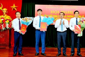 Ông Trần Đức Thắng, Bí thư Tỉnh ủy Hải Dương trao quyết định cho các cán bộ được điều động, bổ nhiệm.