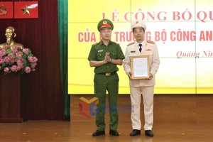 Thiếu tướng Nguyễn Ngọc Lâm, Thứ trưởng Bộ Công an, trao quyết định của Bộ trưởng Bộ Công an cho Đại tá Trần Văn Phúc. Ảnh: Quang Ninh Media Group
