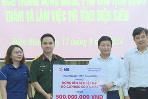 Đại diện MB trao 500 triệu đồng đến UBND tỉnh Điện Biên. Ảnh: dienbientv.vn