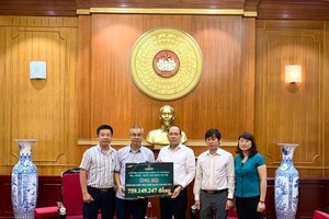 Sáng 24/9/2024, Phó Chủ tịch Ủy ban Trung ương MTTQ Việt Nam Hoàng Công Thủy tiếp nhận ủng hộ của Tổng công ty CP Bia - Rượu - Nước giải khát Hà Nội từ Chủ tịch Công đoàn Phạm Việt Dũng (thứ hai bên trái)