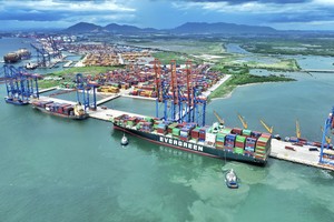 VN-Index rung lắc, ngành cảng biển giữ đà tăng trưởng