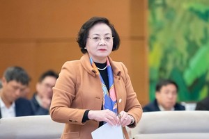 Bộ trưởng Bộ Nội vụ Phạm Thị Thanh Trà trình bày tờ trình tại phiên họp.