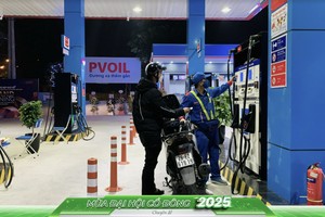 Nhân viên phục vụ khách hàng tại cửa hàng xăng dầu PVOIL