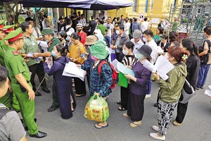 Những nạn nhân trái phiếu liên quan Vạn Thịnh Phát khắp các tỉnh, thành phố kéo tới Tòa án Nhân dân TP.HCM để ngóng tin.