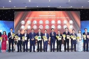 Đại diện Agriseco (thứ 3 từ phải) nhận vinh danh “Vì sự phát triển dịch vụ tài chính”. Ảnh: Đức Thanh