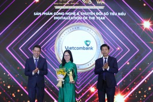 Đại diện Vietcombank nhận vinh danh ở hạng mục “Sản phẩm Công nghệ và Chuyển đổi số tiêu biểu” tại VWAS 2025. Ảnh: Dũng Minh