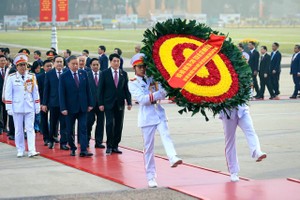 Các đại biểu dự Đại hội XIV vào Lăng viếng Chủ tịch Hồ Chí Minh