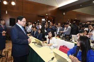 Thủ tướng ân cần thăm hỏi các phóng viên về điều kiện tác nghiệp, sinh hoạt trong thời gian diễn ra Đại hội - Ảnh: Như Ý 