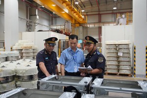 Cán bộ hải quan thực thi nhiệm vụ.