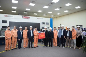 Đoàn công tác chúc tết và tặng quà cho ca trực vận hành tại Phòng Điều khiển trung tâm 