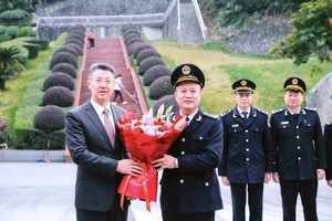 Đồng chí Nguyễn Văn Hoàn, Ủy viên Ban Chấp hành Đảng bộ UBND tỉnh Lạng Sơn, Bí thư Đảng ủy, Chi cục trưởng Chi cục Hải quan khu vực VI tặng hoa Đoàn công tác Hải quan Nam Ninh (Trung Quốc) do ông Vương Vị Băng – Trưởng Hải quan Nam Ninh làm trưởng đoàn.