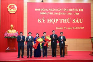 Lãnh đạo tỉnh Quảng Trị tặng hoa chúc mừng bà Phạm Thị Hân.