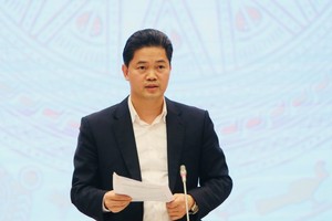 Thứ trưởng Thường trực Bộ Y tế Vũ Mạnh Hà thông tin tại cuộc họp báo. Ảnh: Đức Minh.