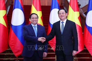 Thủ tướng Phạm Minh Chính gặp Thủ tướng Lào