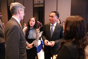 Phó chủ tịch UBND TP.HCM Nguyễn Lộc Hà trao đổi với các quỹ đầu tư quốc tế bên lề hội nghị - Ảnh: P.Q