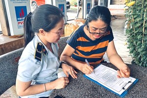 Đội Quản lý thị trường số 9 – Chi cục Quản lý thị trường tỉnh Gia Lai đã tổ chức cho 43/43 cơ sở kinh doanh xăng dầu ký cam kết không găm hàng, tạo khan hiếm nguồn cung; không ngừng bán hàng khi không có lý do chính đáng. Ảnh: Quang Tuấn.