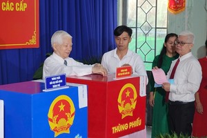 [Ảnh] TP.HCM: Nguyên Chủ tịch nước Nguyễn Minh Triết cùng nhiều cử tri đi bầu cử