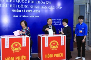 Chủ tịch UBND TP. Hà Nội Vũ Đại Thắng bỏ phiếu bầu cử.